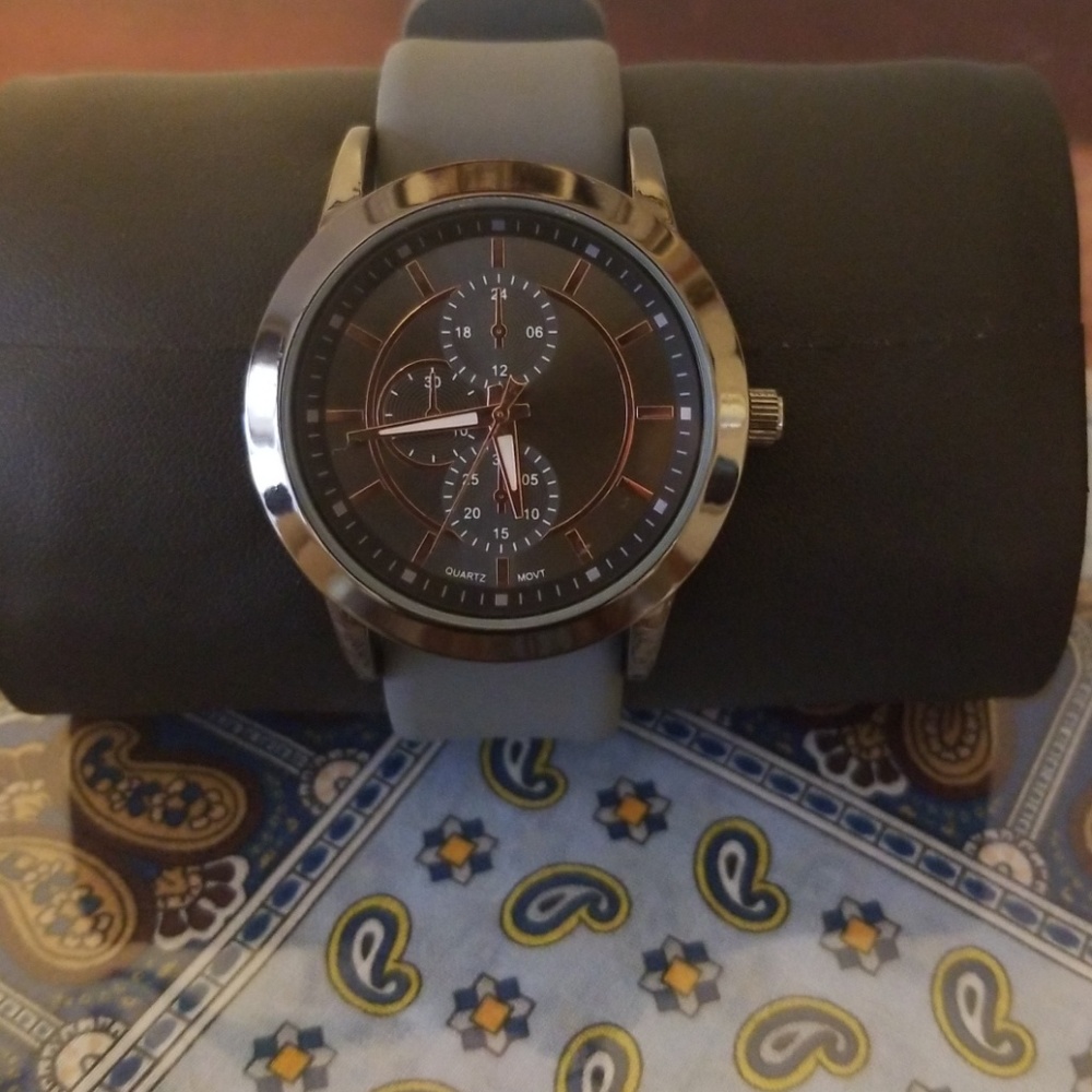 English Laundry Men's Watch and Handkerchief - Picture 2 of 4